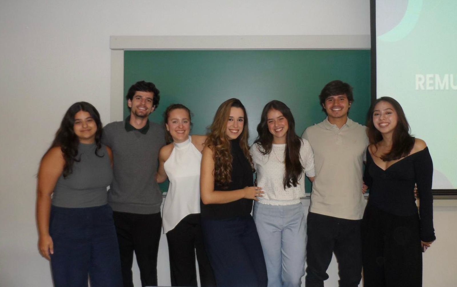 Equipe da Consultoria RH Junior em apresentação de projeto